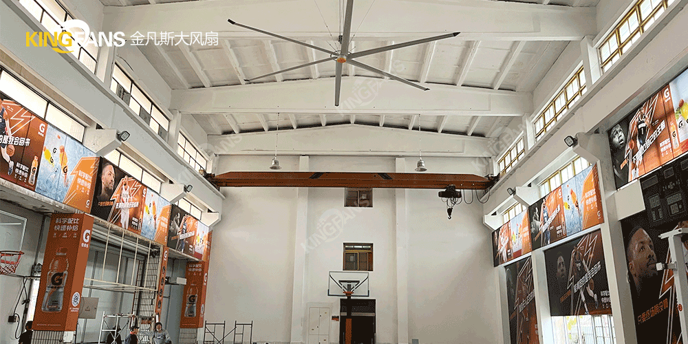 工業(yè)大風(fēng)扇安裝在籃球館 